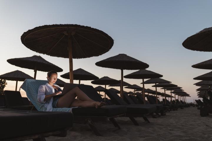 Una mujer relajada en su tumbona en la playa
