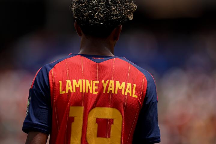 alt="alt="Lamine Yamal de espaldas durante el encuentro de cuartos de final contra Bélgica""