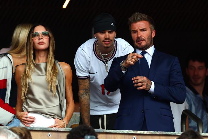 Victoria y David Beckham junto a su hijo Romeo Beckham en el partido de cuartos de final del Mundial 2026 entre Noruega e Inglaterra