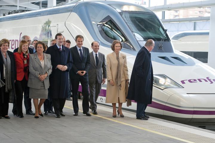 alt="alt="Zapatero y los reyes eméritos presentes en la inauguración del AVE entre Madrid y Valencia en diciembre de 2010""