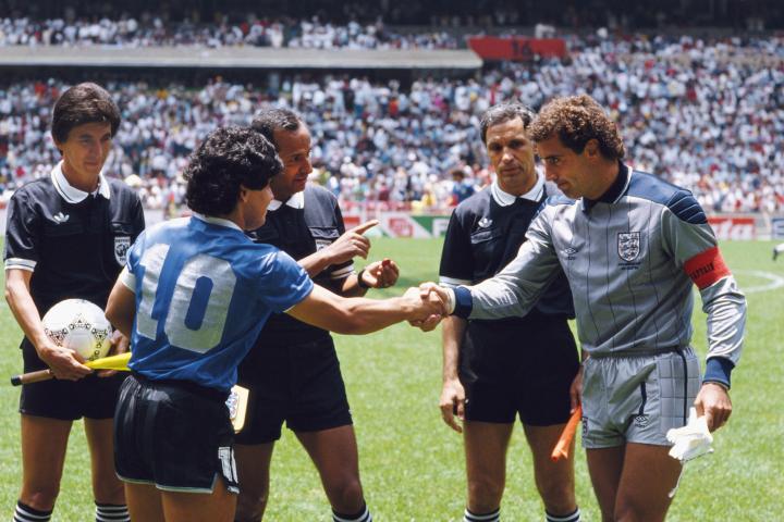 Diego Armando Maradona y Peter Shilton en las semifinales del Mundial del 86.