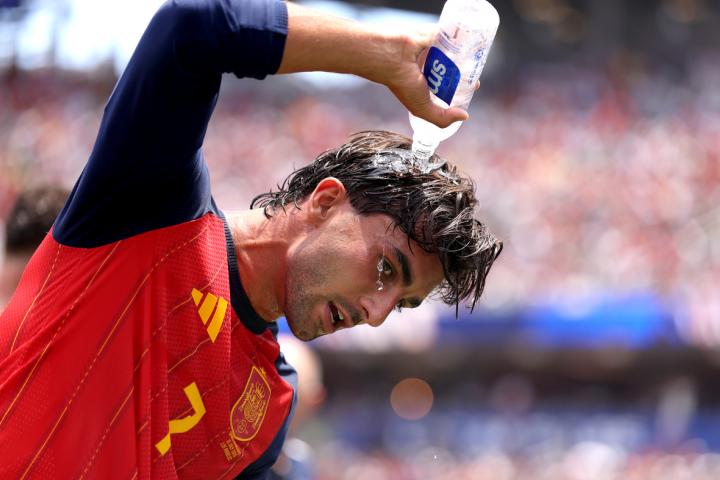 Ferran Torres refrescándose durante un partido del Mundial 2026