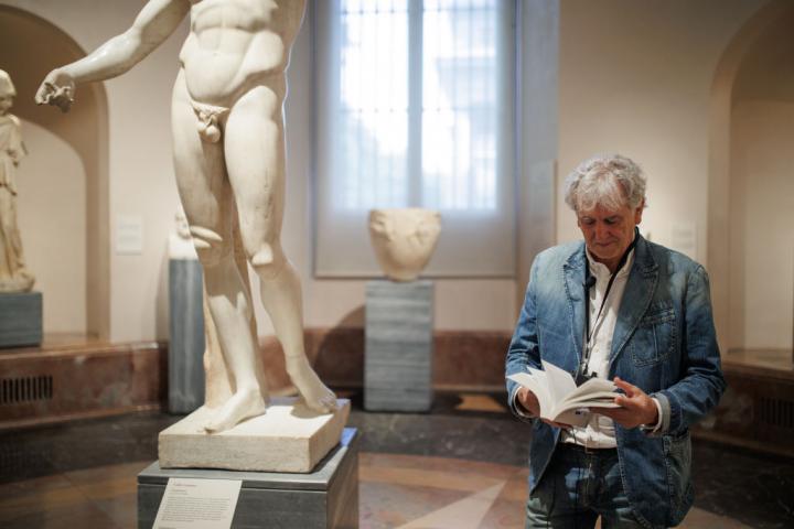 Juan Luis Arsuaga, fotogradiado en el Museo del Prado de Madrid en 2023.