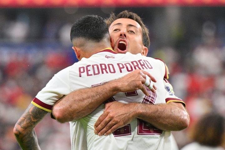 Mikel Oyarzabal y Pedro Porro, los dos grandes protagonistas, se funden en un abrazo