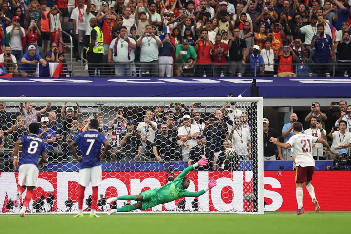 Momento del gol de Mikel Oyarzabal de penalti