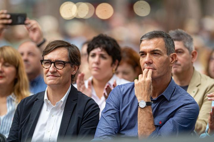 GAVA BARCELONA, SPAIN - SEPTEMBER 21: The president of the Generalitat de Catalunya, Salvador Illa (l) and the president of the Government, Pedro Sanchez (r), during the PSC Rose Party, on 21 September, 2025 in Gava, Barcelona, Catalonia, Spain. The Fiesta de la Rosa is the PSC's big annual event conceived as the symbolic launch and inauguration of the political year for the Catalan socialists. This year it gathers 15,000 people among militants, sympathizers and authorities of the PSC and the PSOE. (Photo By Lorena Sopena/Europa Press via Getty Images)