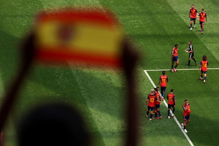 Una aficionada celebra uno de los goles de España a Bélgica