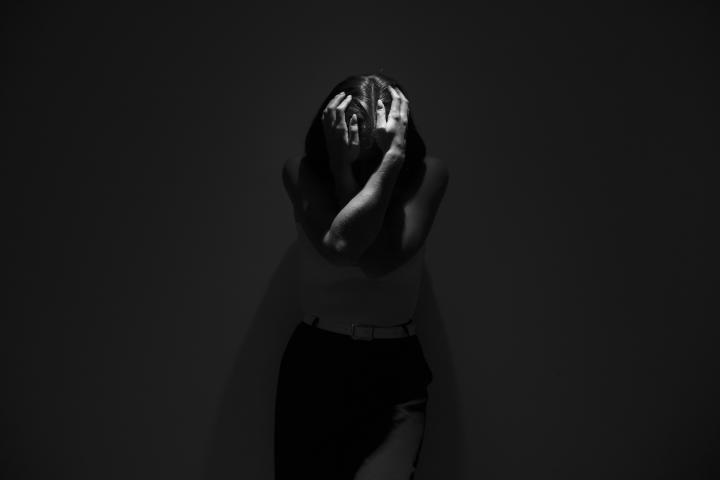 Una mujer, con miedo