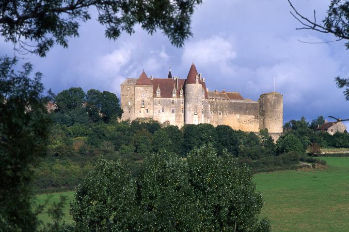 El castillo de Châteauneuf-en-Auxois (Francia)