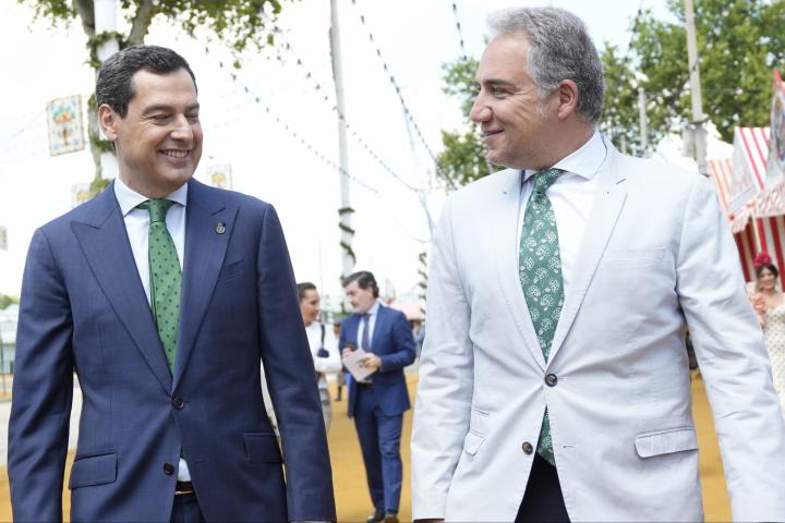 El presidente de la Junta de Andalucía, Juan Manuel Moreno, y el coordinador general del PP, Elías Bendodo; en una imagen de archivo, en la Feria de Abril de Sevilla.