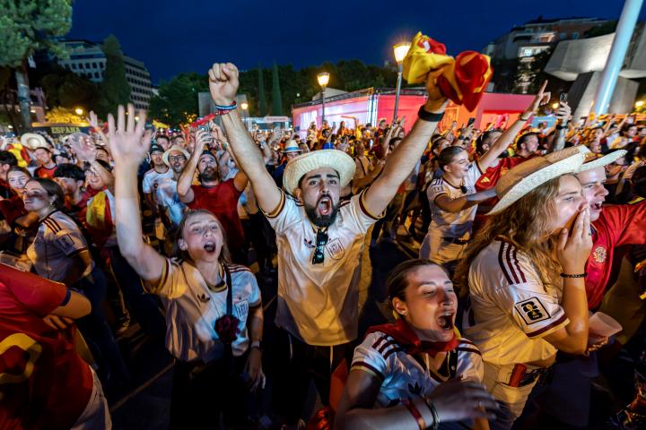 La afición española inunda las calles de toda España de felicidad.