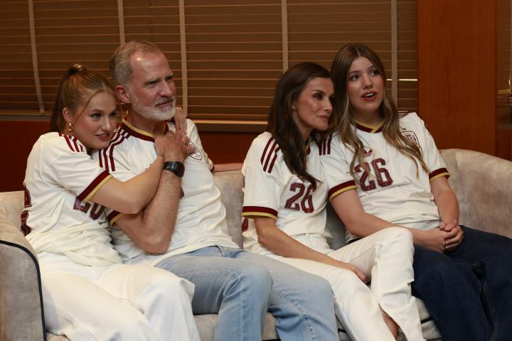 La familia real, viendo el partido de Españacamiseta de la seleccion española