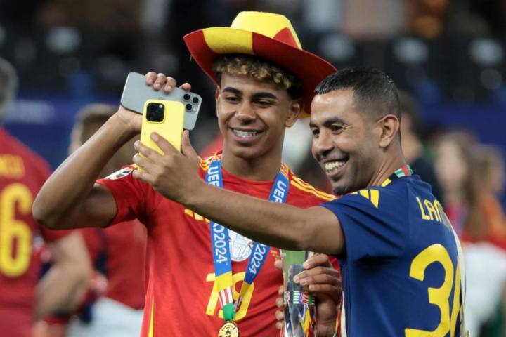 Lamine Yamal junto a su padre, Mounir Nasraoui.