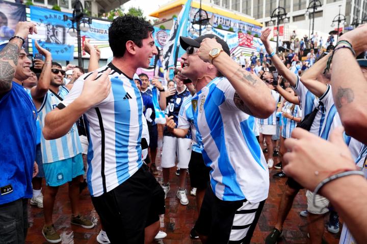 Los aficionados de Argentina llenan las calles de color