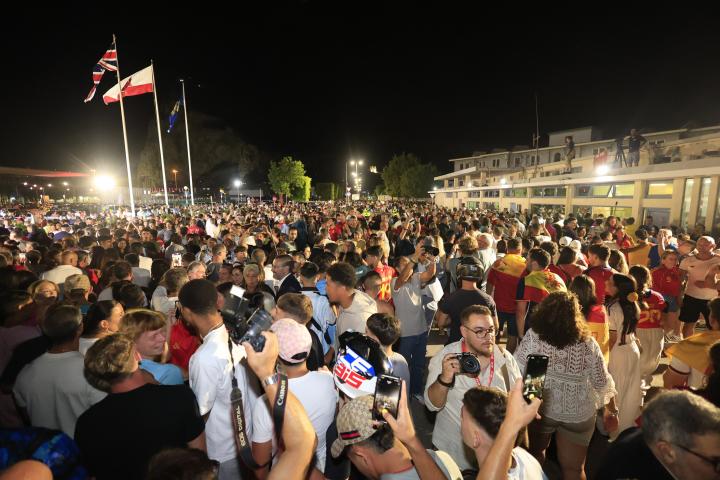 Miles de personas celebran este martes el derribo de la verja que separaba a la colonia británica de territorio español.