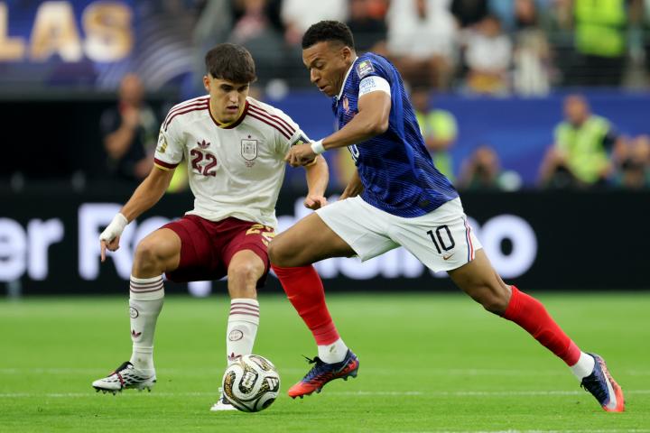 Pau Cubarsí, ante Kylian Mbappé