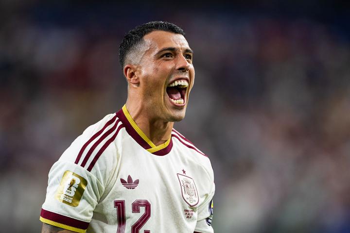 Pedro Porro celebrando la victoria tras el España-Francia en semifinales del Mundial de 2026.