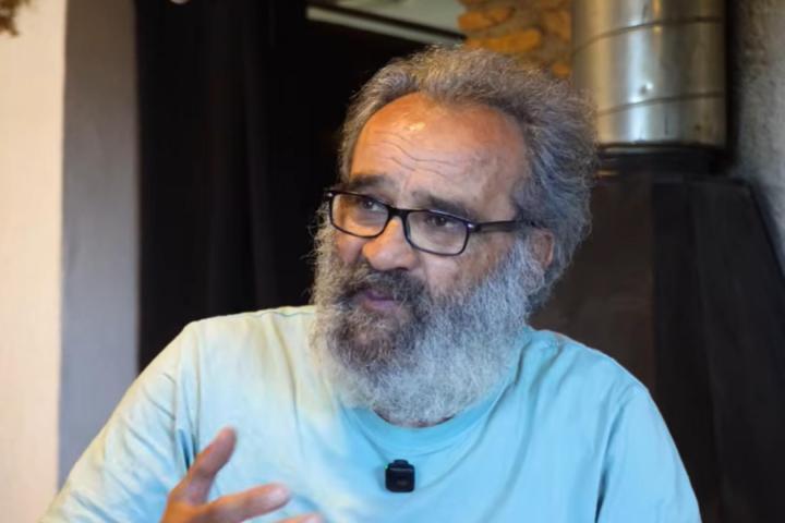 Tomás Vallavanete, hombre que vive en un pueblo en los Pirineos.