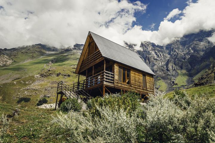 Una casa en la montaña, en una imagen de archivo