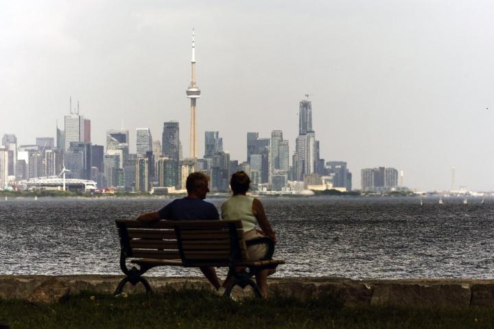 Una pareja disfrutando de la brisa del lago Ontario, en Toronto (Canadá)