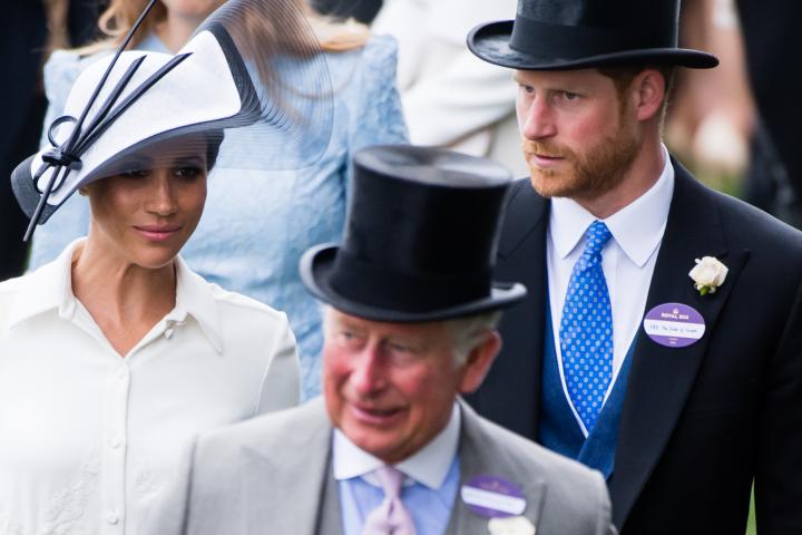 Carlos III y el príncipe Harry y Meghan Markle en Ascot 2018