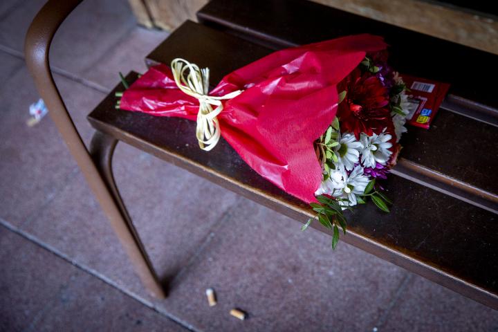 Grupos religiosos, entre ellos evangelistas, católicos y activistas ultraconservadores, se congregan frente al centro médico donde se encuentra Noelia Castillo, de 25 años.