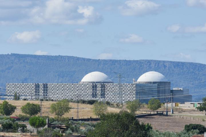 Los dos reactores de la planta nuclear de Almaraz