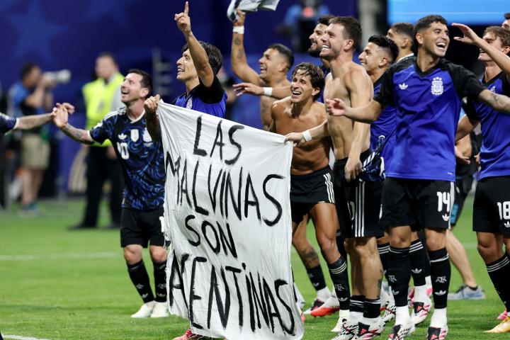Los jugadores argentinos comienzan a desplegar una pancarta que reclama la soberanía sobre las Malvinas, tras el partido del Mundial 2026 ante Inglaterra.