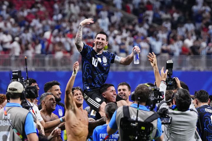 Messi, a hombros de sus compañeros tras la clasificación para la final
