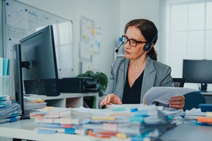 Una asistente telefónica, durante una gestión