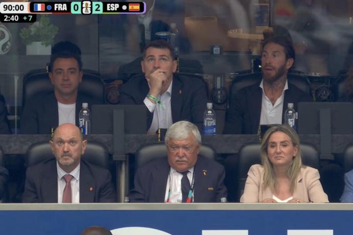 Xavi, Casillas y Ramos en el palco del Francia-España