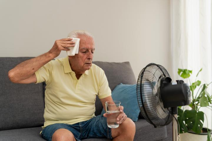 Adulto mayor padeciendo las altas temperaturas del verano.