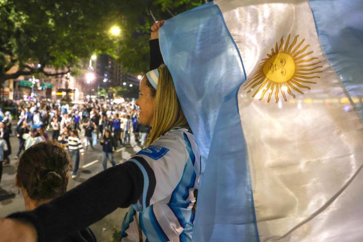 AME9682. BUENOS AIRES (ARGENTINA), 15/07/2026.- Aficionados celebran el triunfo de Argentina frente a Inglaterra en la semifinal del Mundial de la FIFA 2026 este miércoles, en Buenos Aires (Argentina). EFE/ Juan Ignacio Roncoroni