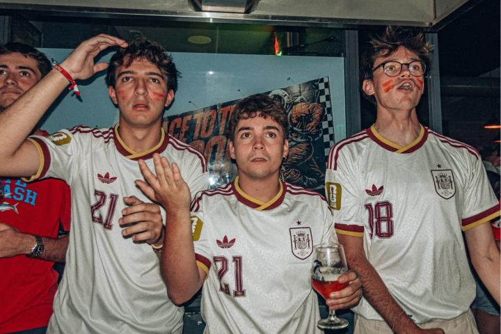 Aficionados a la selección española en un bar