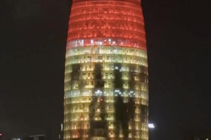 Torre Agbar de Barcelona con la bandera de España