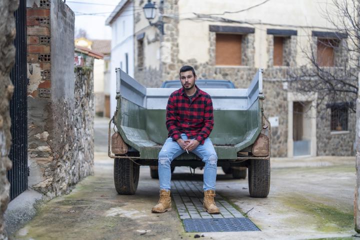 Un hombre en un pueblo.