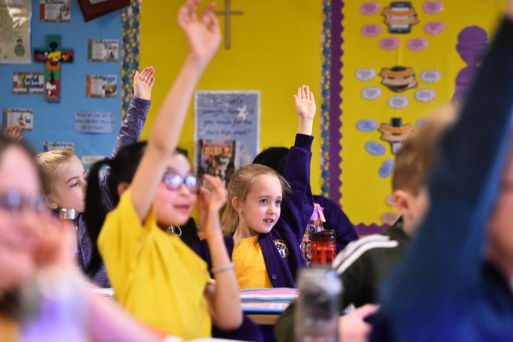 Una clase de matemáticas en una clase de primaria en un colegio de Inglaterra.
