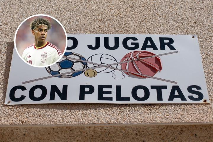 En un círculo en la parte izquierda, Lamine Yamal; en el fondo, un cartel en una plaza española en la que se prohíbe jugar a la pelota