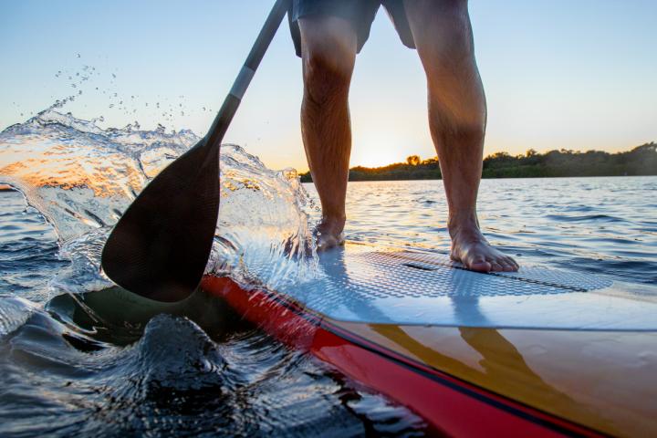 Una persona practicando paddle surf