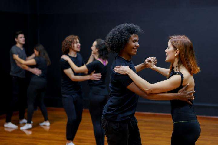 Varias parejas, en clases de baile