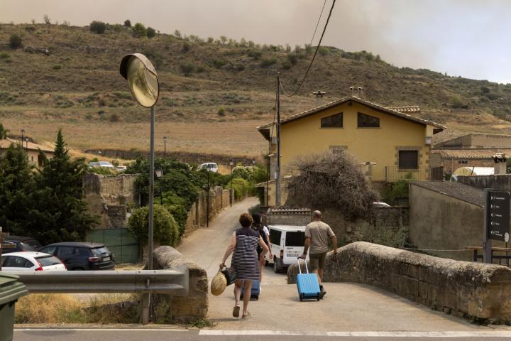 Vecinos de Uncastillo (Zaragoza) son evacuados preventivamente, por el incendio forestal declarado en Orés, en las Cinco Villas, que continúa activo.