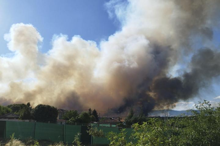 Madrid, 16/07/2026.- Vista del incendio de Lozoyuela desde la localidad vecina de Mangirón. La Comunidad de Madrid ha activado este jueves la Situación Operativa 1 de su Plan de Protección Civil contra Incendios Forestales (INFOMA) por un incendio forestal declarado en Lozoyuela, al norte de la región. EFE/
