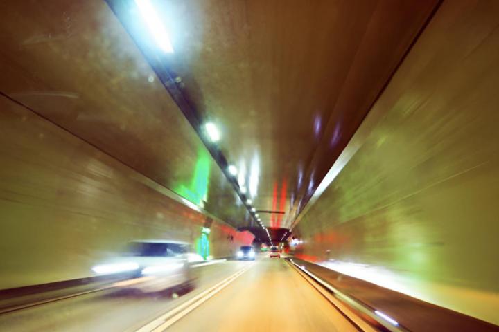 Vista desde un coche en movimiento que atraviesa el túnel de San Gotardo cruzando la cadena alpina en Suiza