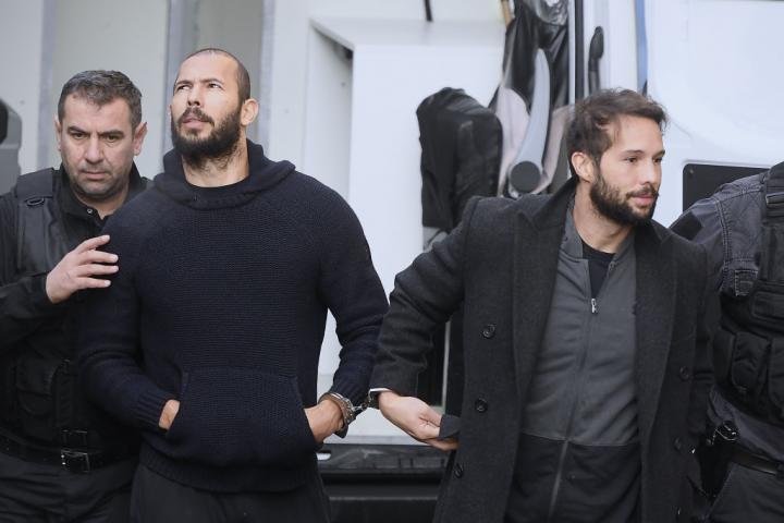Andrew y Tristan Tate bajo custodia policial en 2023 en Rumania.