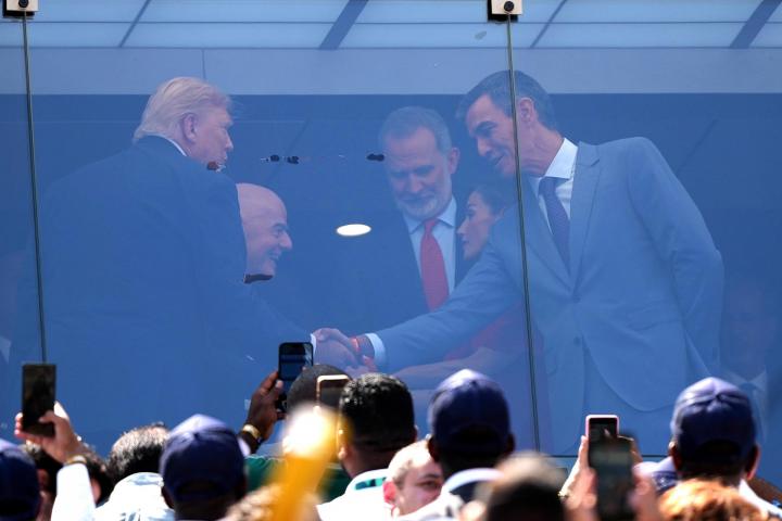 Donald Trump saluda a Pedro Sánchez en el palco del MetLife Stadium en la final del Mundial 2026