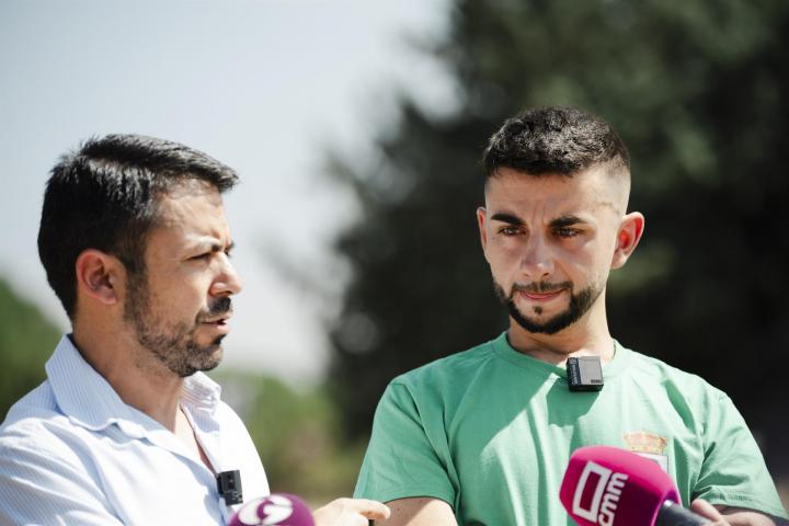 El portavoz de Vox en las Cortes de Castilla-La Mancha y diputado por Guadalajara, Iván Sánchez (i), y el alcalde de Vox de Robledillo de Mohernando, Rubén Marchamalo (d), ofrecen declaraciones a los medios
