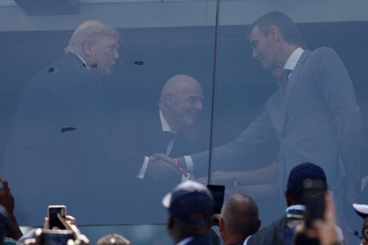 El saludo entre Donald Trump y Pedro Sánchez.