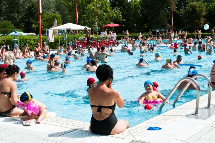 Imagen de una piscina de verano en Bolonia(Italia).