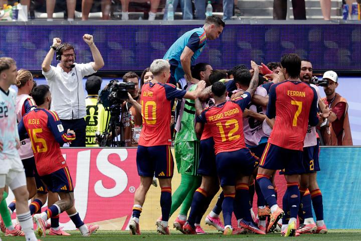 La selección hace piña para celebrar uno de los goles a Bélgica