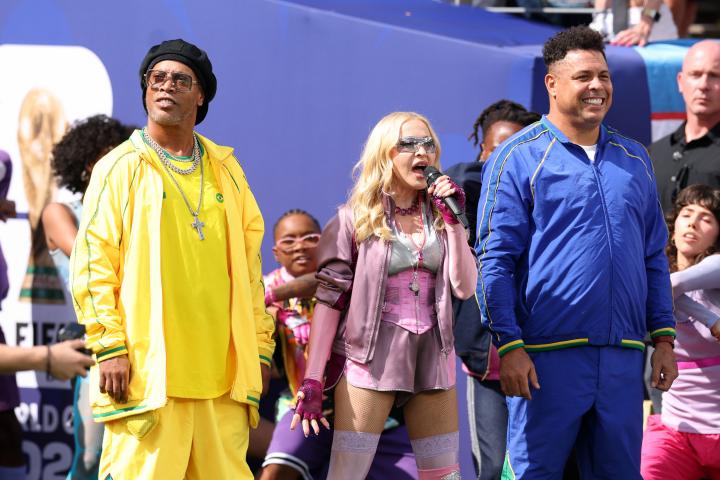 Ronaldinho, Madonna y Ronaldo, durante la actuación en el descanso de la final